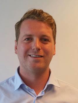 A person smiling for the camera

Description automatically generated with medium confidence