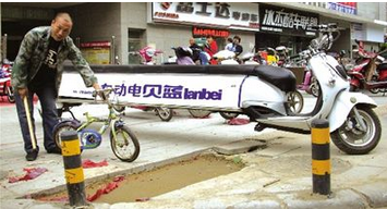 鄭州現(xiàn)加長(zhǎng)電動(dòng)車 可載11人(圖)