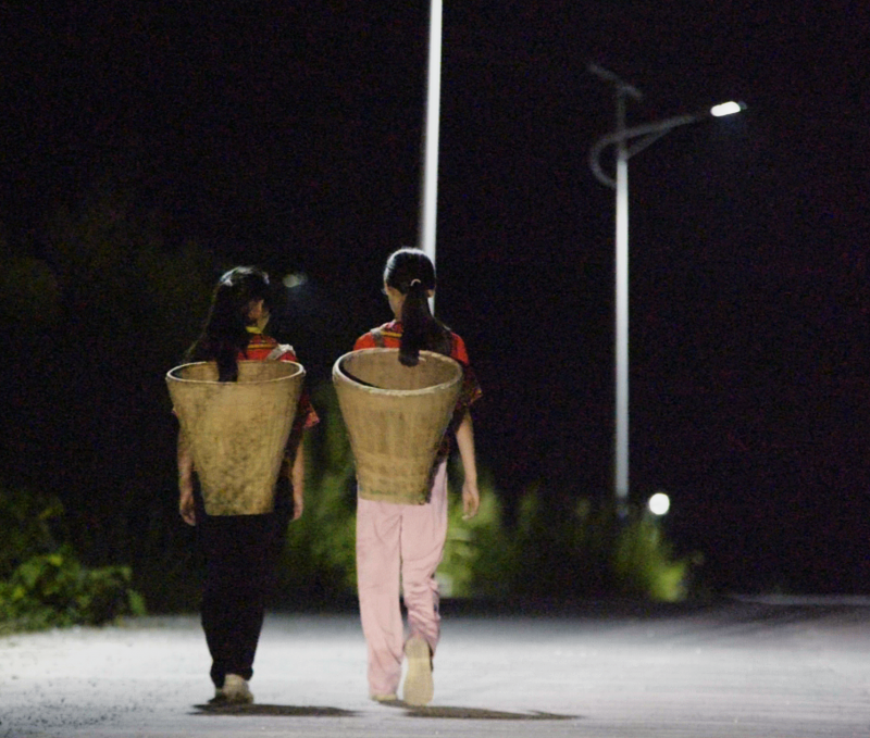 東流村村民-夜景-小女孩